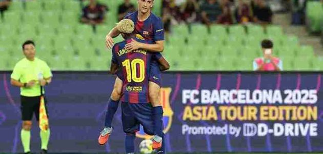 نجم برشلونة البالغ 20 عامًا يسبب تحديًا جديدًا لهانسي فليك في خط الوسط